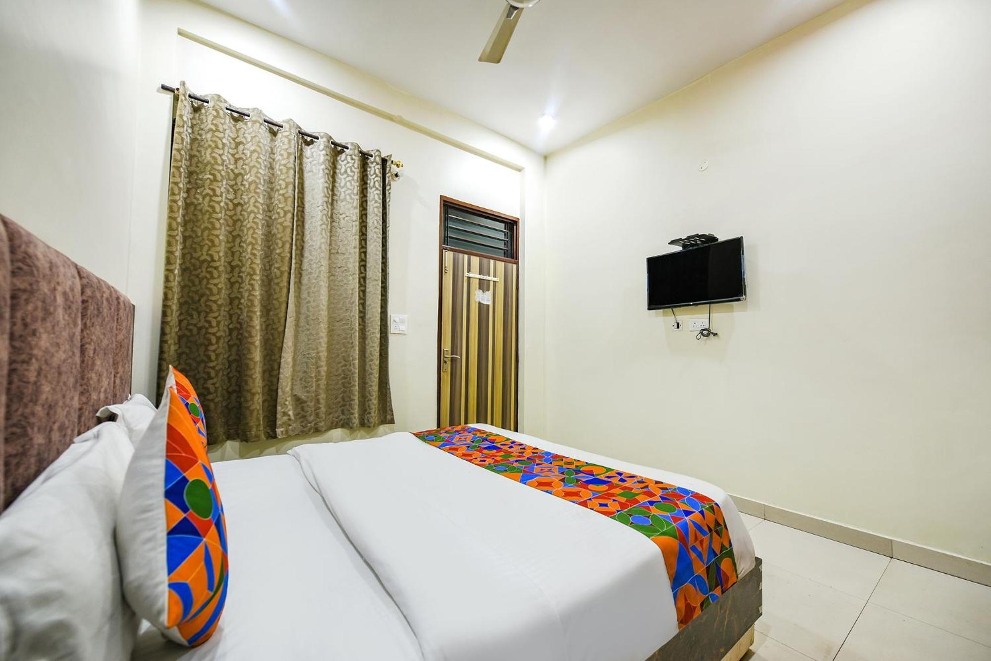 Fabexpress Galaxy Hotel Nayagaon Exterior photo